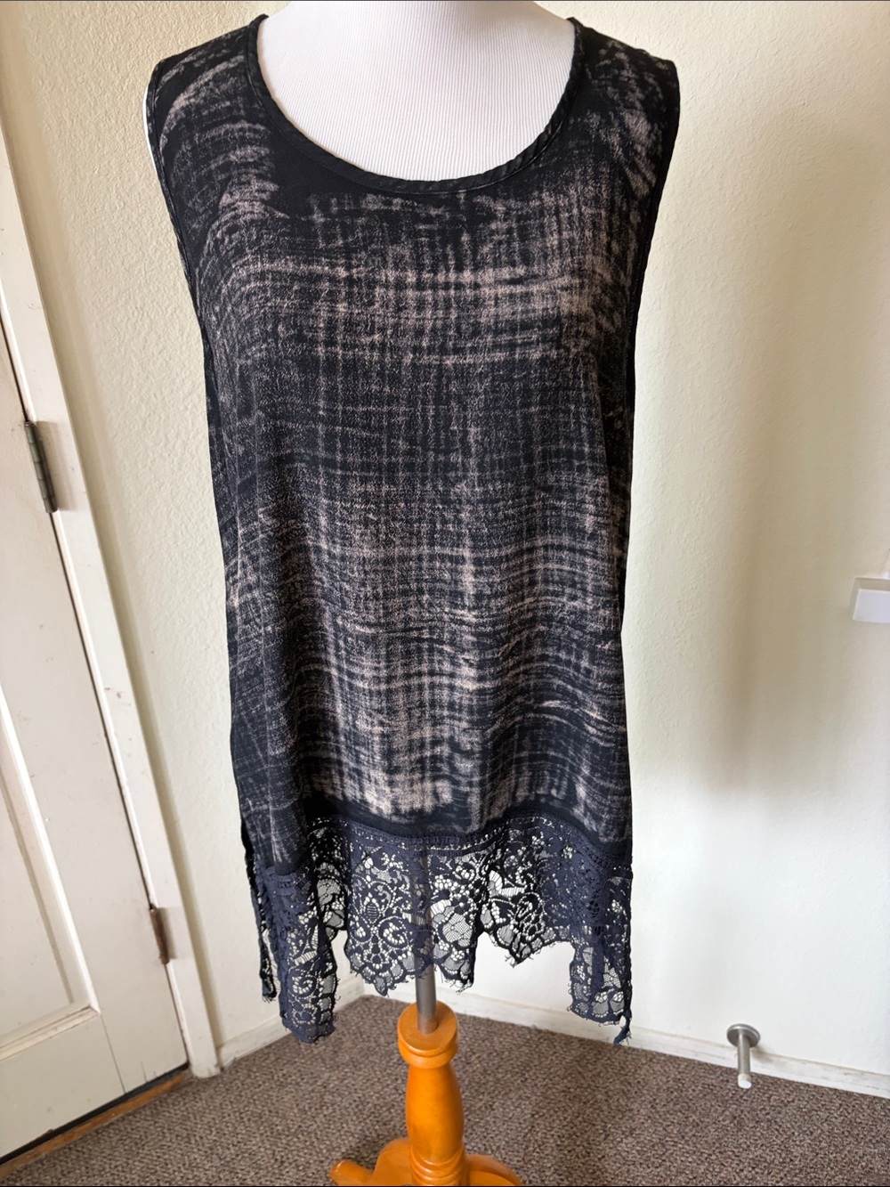 Flowers of romance  Women's Black Patterned Lace-Hem Tank Top